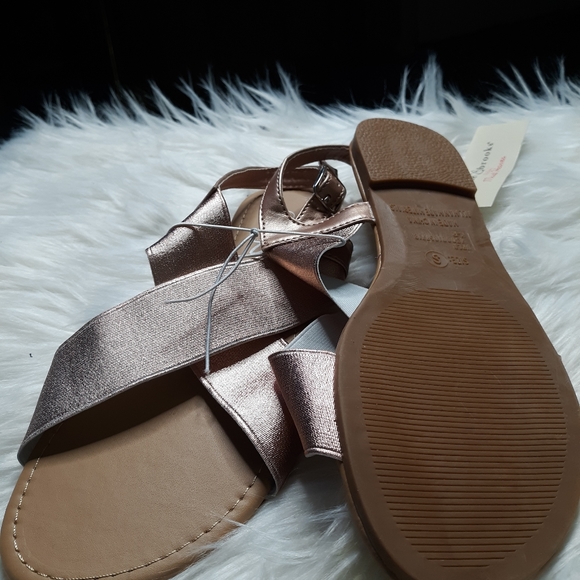 NWT Bobbie Brooks sandals - Picture 2 of 3